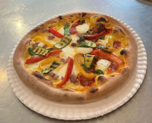 Spera : pom. giallo, gorgonzola, sal. picc salsiccia, peperoni, zucchine11 €