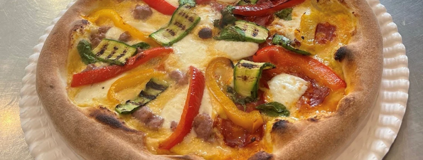 Spera : pom. giallo, gorgonzola, sal. picc salsiccia, peperoni, zucchine11 €